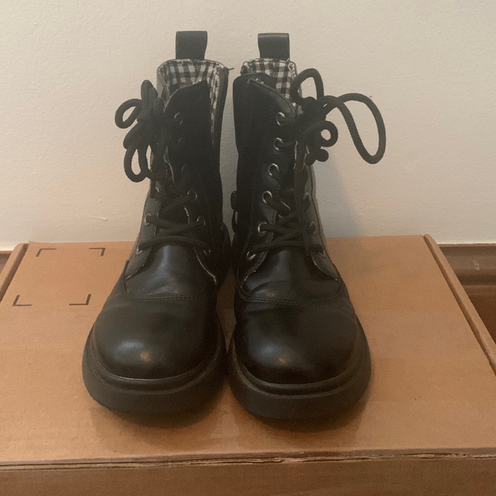 DADAWEN Boys Girls Waterproof Lace Combat Boots - Black - LIKE NEW